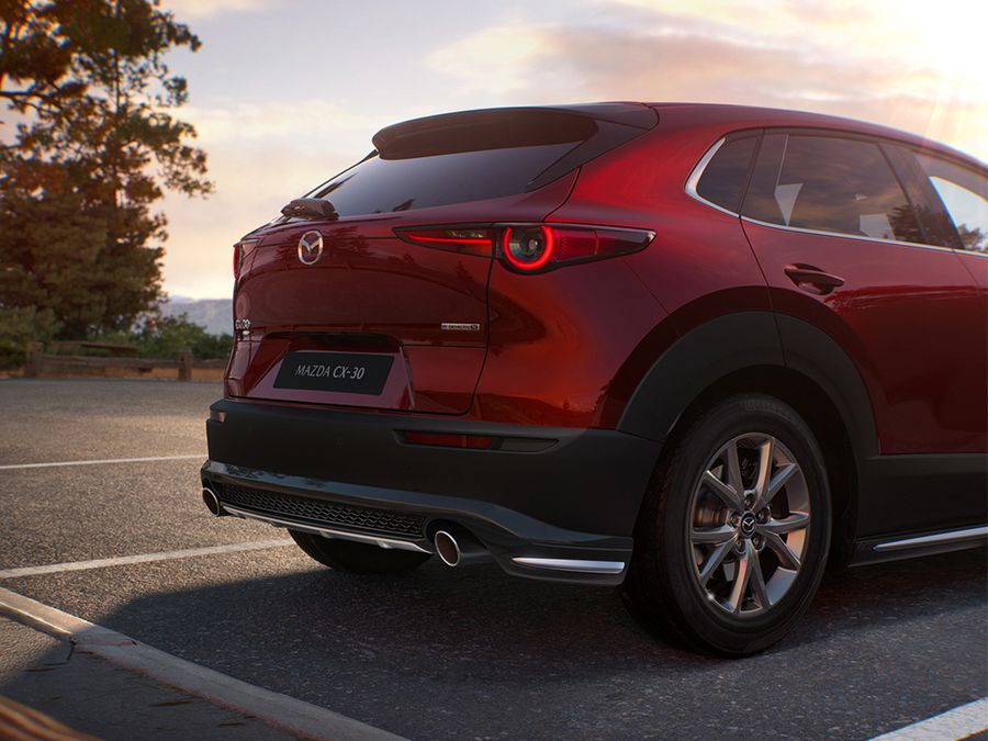 Der Mazda CX-30 auf einem Parkplatz vor einem Sonnenuntergang
