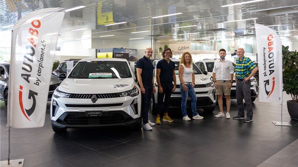 Drei neue Renaults mit den Personen im Showroom