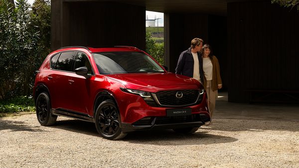 Der neue Mazda CX-5 zusammen mit einem Paar