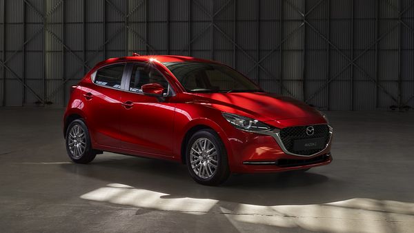 Mazda 2 in einer Halle mit wenig Licht