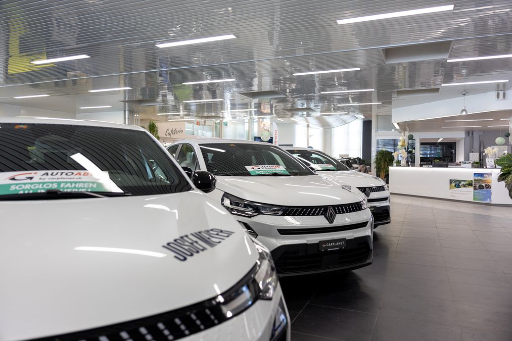 Motorhauben der drei Renaults in der Detailansicht