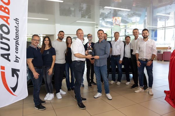 Ein Gruppenfoto der Engelberger AG und unseren Verkaufsberatern vor den Peugeots 3008
