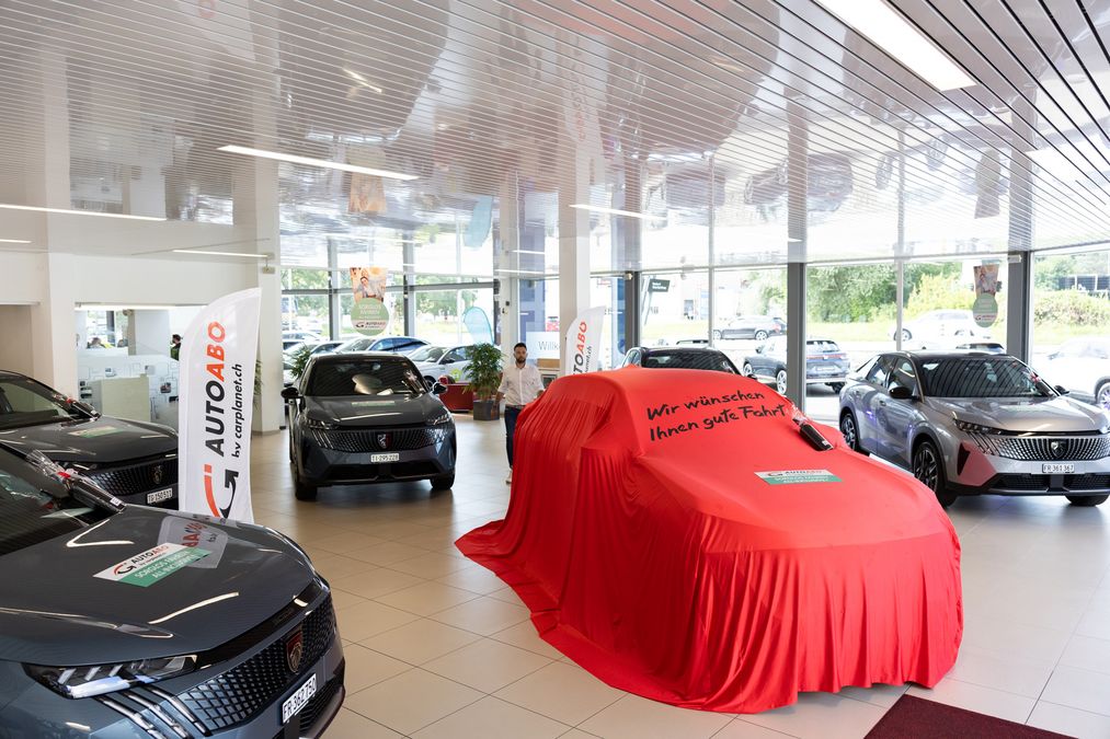 6 Peugeot 3008 in unserem Showroom in Luzern in einem Kreis platziert