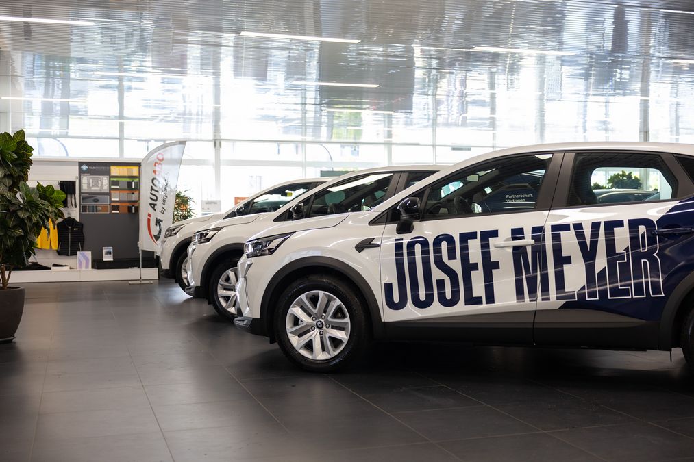 Der neue Renaults nebeneinander im Showroom