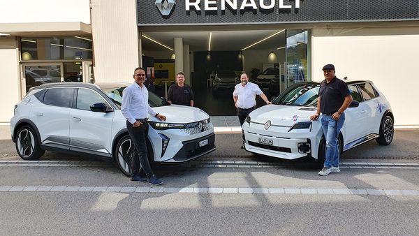 Zwei Renault Fahrzeuge vor unserem Standort in Aarburg.