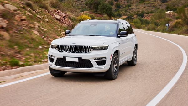Jeep Grand Cherokee auf einer Passstrasse
