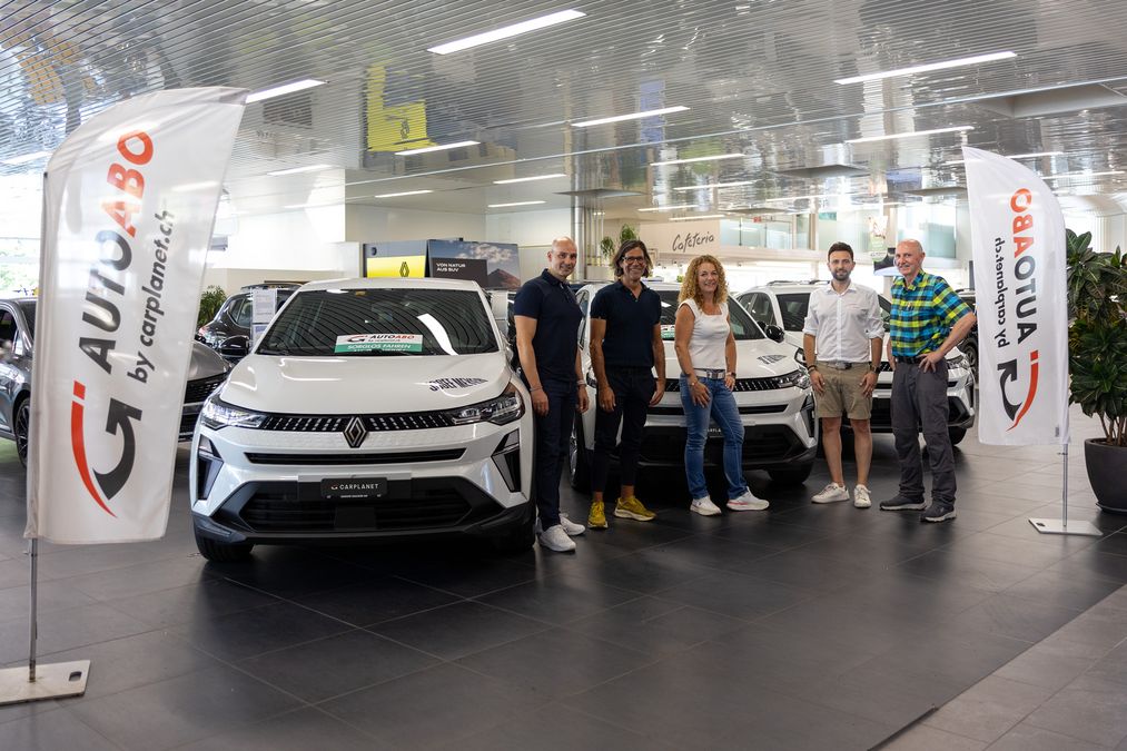 Die neuen Renaults im Showroom mit den Personen von Josef Meyer und CARPLANET