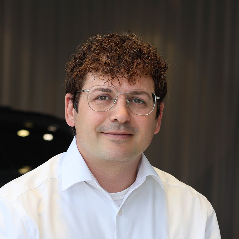 Verkaufsberater Alain Howald im Showroom der Schneeberger Automobile in Bützberg