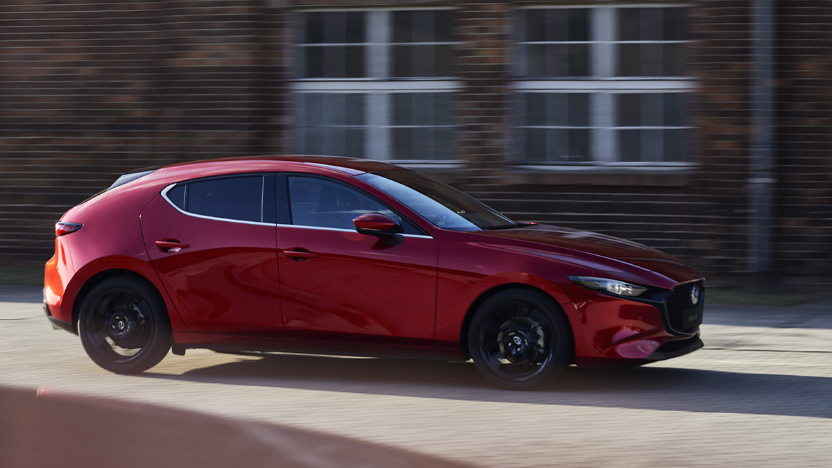 Mazda 3 auf einer Strasse im Sonnenschein