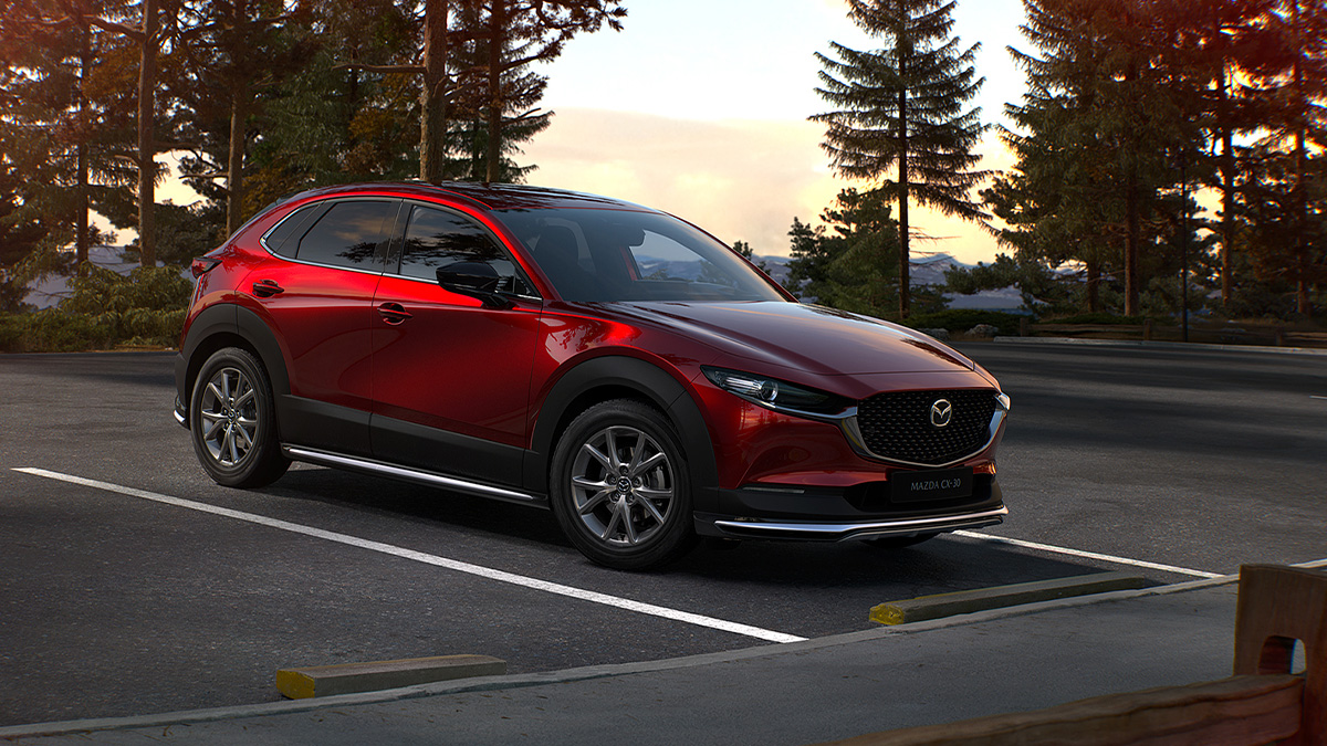 Der Mazda CX-30 auf einem Parkplatz in der Nähe von einem Wald