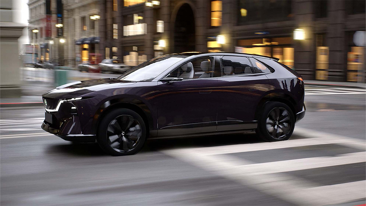 Der brandneue Mazda CX-6e fahrend auf einer Strasse