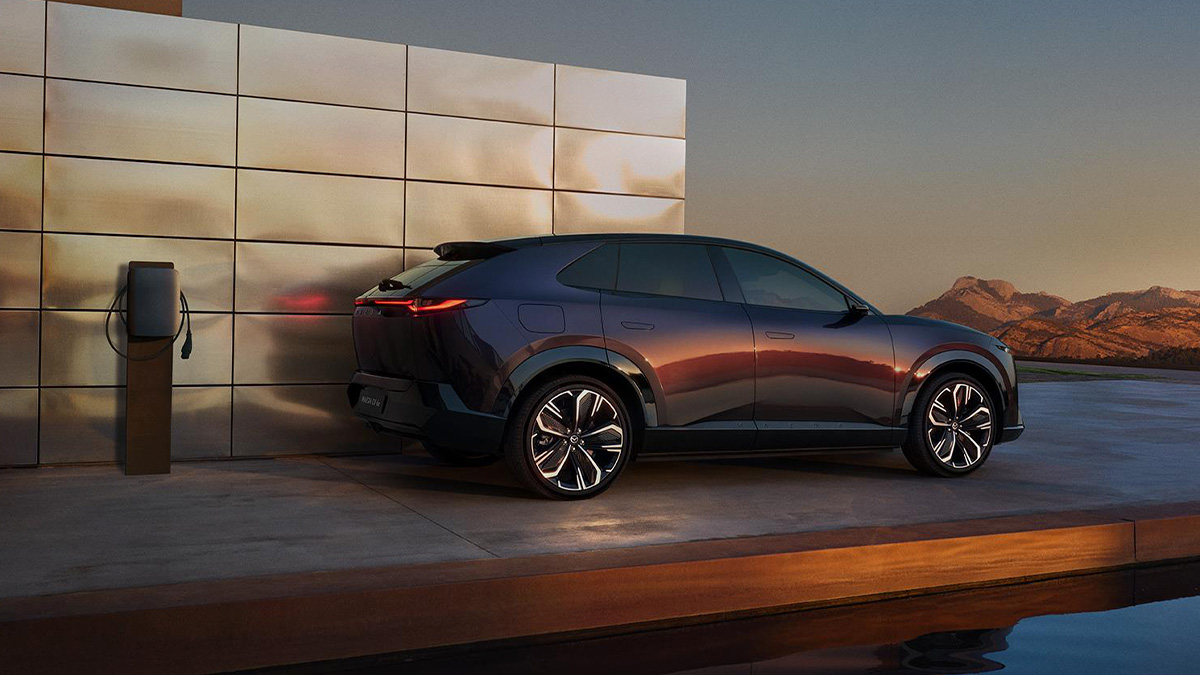 Der brandneue Mazda CX-6e an einer Ladestation