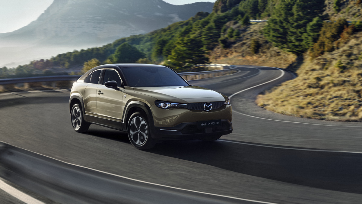 Mazda MX-30 fährt über einen Bergpass