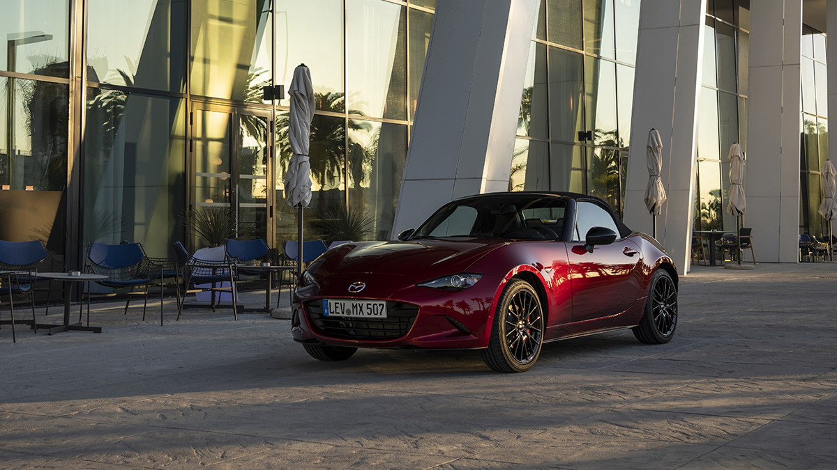 Mazda MX-5 im Sonnenschein vor einem Gebäude